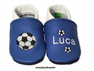 Lederpuschen jeansblau-weiß; rechts Stickerei Fußball weiß-schwarz und links Namen weiß mit 2 kleinen Fußbällen​